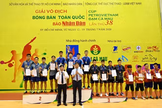 Đồng chí Quế Đình Nguyên và đồng chí Nguyễn Danh Hoàng Việt trao huy chương và phần thưởng cho các vận động viên đoạt giải tại nội dung đồng đội nam.