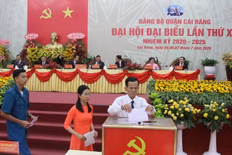 Các đại biểu bầu Ban chấp hành Đảng bộ quận Cái Răng nhiệm kỳ 2020 - 2025.