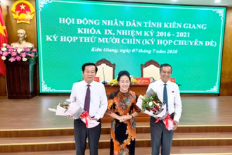 Bà Đặng Tuyết Em chúc mừng ông Đỗ Thanh Bình (trái) được HĐND tỉnh tín nhiệm bầu chức Chủ tịch UBND tỉnh Kiên Giang nhiệm kỳ 2016-2021.