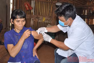Cơ quan chức năng phun thuôc phòng chống bệnh bạch hầu ở huyện Bù Đăng