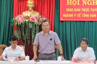 TS Khuất Việt Hùng, Phó Chủ tịch chuyên trách Ủy ban An toàn giao thông quốc gia làm việc với lãnh đạo của tỉnh Kon Tum về vụ tai nạn xảy ra trên địa bàn, ngày 11-7-2020. (Ảnh: PHÚC THẮNG)