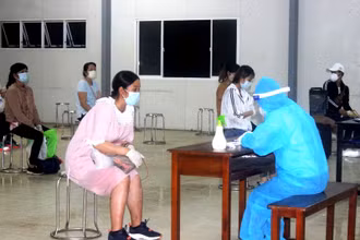 Nhân viên y tế điều tra dịch tễ đối với công dân trở về từ Đài Loan (Trung Quốc).