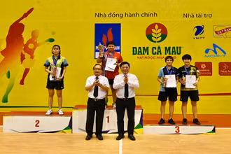 Đồng chí Quế Đình Nguyên, Phó Tổng Biên tập Báo Nhân Dân, Trưởng Ban chỉ đạo Giải và đồng chí Trần Gia Thái, Chủ tịch Liên đoàn Bóng bàn Việt Nam, trao huy chương và phần thưởng cho các vận động viên đoạt giải tại nội dung đơn nữ.