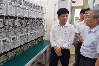 Đoàn công tác liên ngành kiểm tra việc kiểm định đồng hồ đo điện điện tử tại Công ty TNHH MTV Thí nghiệm điện miền Bắc