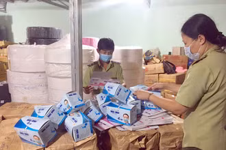 Bắt giữ lô hàng khẩu trang y tế nhái mẫu mã.