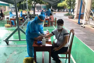 Lực lượng kiểm dịch y tế lấy mẫu xét nghiệm cho người dân.