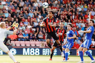 Vardy nỗ lực đi bóng trong một pha tấn công của đội. (Ảnh: premierleague.com)