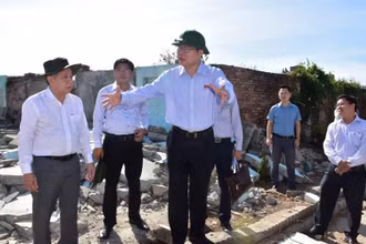 Phó Chủ tịch QH Phùng Quốc Hiển khảo sát tại khu giải phóng mặt bằng khu vực Thượng Thành - Đại nội Huế.