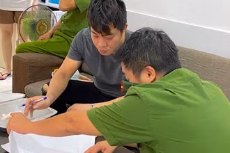 Lực lượng chức năng khám xét nơi ở của chủ mưu Trần Viết Nghĩa.