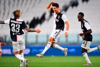 Cristiano Ronaldo ăn mừng với các đồng đội sau khi ghi bàn mở tỷ số cho Juventus. (Ảnh: Juventus FC)