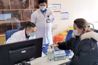 Người dân đến tư vấn và khám sàng lọc tại Bệnh viện đa khoa Lâm Đồng.