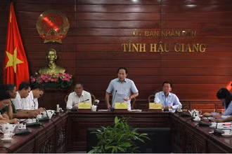 Chủ tịch UBND tỉnh Hậu Giang Lê Tiến Châu chỉ đạo tại cuộc họp.