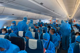 Toàn bộ hành khách và phi hành đoàn được trang bị đồ bảo hộ toàn thân trong suốt hành trình.