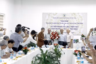 Tọa đàm Sưu tầm và phát huy giá trị di sản các nhà sử học và tiếp nhận hiện vật GS. NGND Vũ Dương Ninh trao tặng.