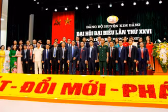 Ban Chấp hành Đảng bộ huyện Kim Bảng khóa XXVI, nhiệm kỳ 2020-2025, ra mắt đại hội.