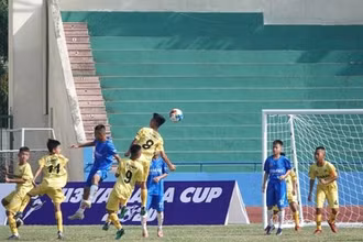Pha tấn công của của cầu thủ U13 Phú Thọ (áo vàng) trước khung thành U13 Nam Định.