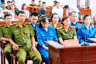 Quang cảnh phiên tòa, sáng 22-7.