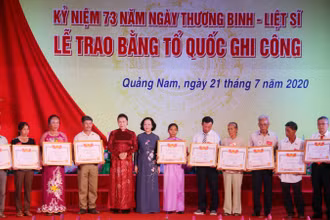 Chủ tịch Quốc hội Nguyễn Thị Kim Ngân và Trưởng Ban Dân vận T.Ư Trương Thị Mai trao Bằng Tổ quốc ghi công cho thân nhân các liệt sĩ.