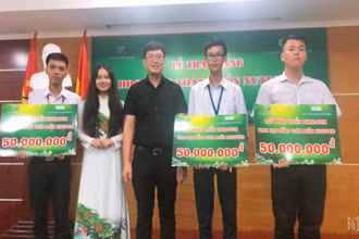 Các sinh viên nhận học bổng.
