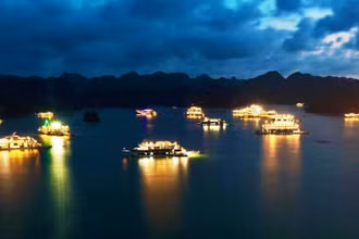 Tàu nghỉ đêm trên vịnh Hạ Long. 