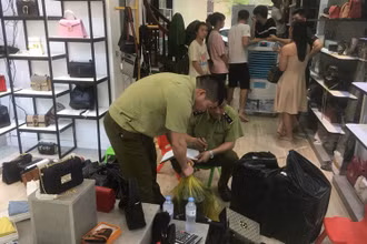 Tạm giữ 200 sản phẩm tại Cửa hàng Hưng Huệ.
