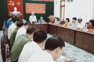Đoàn giám sát của Ủy ban Văn hóa, giáo dục, thanh niên, thiếu niên và nhi đồng của Quốc hội làm việc với UBND huyện Đồng Hỷ.     