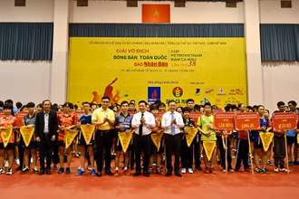 Các đồng chí lãnh đạo Báo Nhân Dân, Tổng cục Thể dục - Thể thao, Sở Văn hóa - Thể thao TP Hồ Chí Minh và nhà tài trợ trao cờ và kỷ niệm chương cho các đoàn.