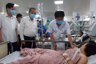 Phó Thủ tướng Thường trực Trương Hòa Bình thăm hỏi nạn nhân.