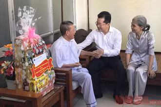 Phó Bí thư Thường trực Thành uỷ Đà Nẵng Nguyễn Văn Quảng thăm thương binh 1/4 Phan Tấn Minh nhân dịp 27-7.
