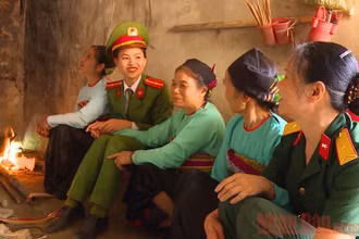 Nữ công an xã xuống địa bàn.