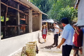 Cán bộ Thú y Phú Yên xuống tận thôn, buôn kiểm tra, hướng dẫn bà con điều trị cho bò bệnh và phòng, chống dịch.