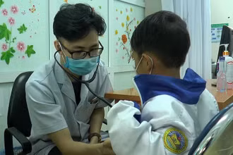 Bác sĩ khám sàng lọc tim cho trẻ em tỉnh Điện Biên.