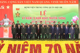 Tổng Bí thư Nguyễn Phú Trọng và các đồng chí lãnh đạo Đảng, Nhà nước chụp ảnh lưu niệm với các đại biểu tại buổi lễ.
