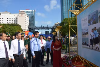 Các đại biểu tham quan triển lãm ảnh. 