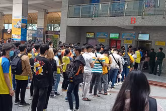 TP Hồ Chí Minh khuyến cáo người dân cần đeo khẩu trang khi ra đường hoặc tập trung nơi đông người.