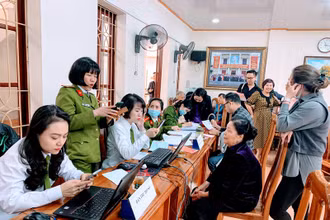 Công an Hải Phòng thu nhận hồ sơ cấp CCCD gắn chíp điện tử lưu động tại phường Máy Tơ (quận Ngô Quyền).