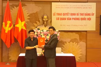 Đồng chí Bùi Văn Cường (bên trái) giữ chức Bí thư Đảng ủy cơ quan Văn phòng QH nhiệm kỳ 2020-2025.