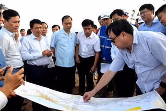 Đoàn công tác Quốc hội đi khảo sát hiện trường tại một số gói thầu thi công dự án; một số mỏ có khả năng cung cấp nguồn vật liệu đất đắp cho dự án.