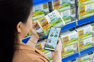 Người tiêu dùng scan QR code để tìm kiếm thông tin về Sữa tươi Vinamilk Green Farm.