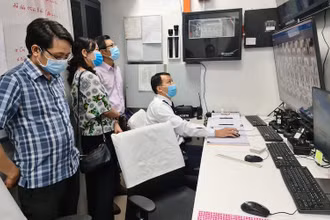 Đoàn kiểm tra làm việc tại một khu cách ly có trả phí. (Ảnh: HCDC)
