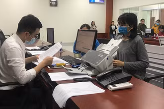 Người dân làm thủ tục BHXH tại Trung tâm hành chính công tỉnh Hải Dương (Ảnh minh họa: MẠNH MINH).