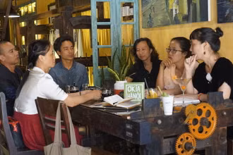 Nhà thơ Nguyễn Hoàng Điệp cùng các khách mời bình thơ tại điểm thơ Hội An.