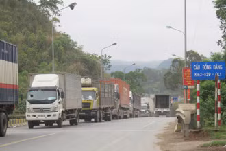Xe chở hàng nông sản đang chờ làm thủ tục xuất khẩu sang cửa khẩu quốc tế Hữu Nghị.