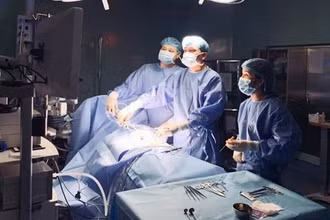 TS, BS Trần Anh Quỳnh phẫu thuật cho bệnh nhi.