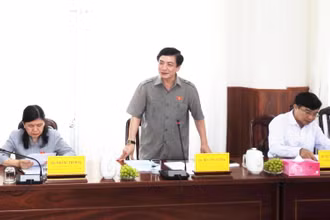Đồng chí Bùi Văn Cường, Ủy viên T.Ư Đảng, Ủy viên Ủy ban Thường vụ Quốc hội, Tổng Thư ký Quốc hội, Chủ nhiệm Văn phòng Quốc hội, Ủy viên Hội đồng bầu cử quốc gia phát biểu ý kiến tại buổi làm việc với tỉnh Ninh Thuận.