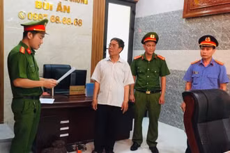 Công an đọc lệnh bắt tạm giam đối với ông Bùi Văn Ần.