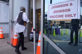 Trung tâm tiêm chủng vaccine ngừa Covid-19 của Johnson & Johnson tại TP Los Angeles, Mỹ. (Ảnh: AP)