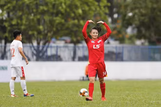 Ngọc Trâm (số 34) ghi bàn thắng duy nhất, giúp U19 nữ TP Hồ Chí Minh giành chiến thắng trước U19 nữ Sơn La. (ẢNH: VFF)