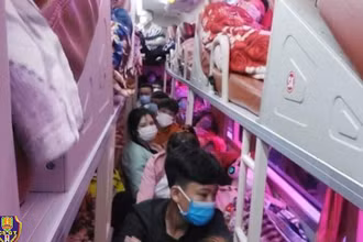 Xe 37B 027.XX nhồi nhét khách, lái xe không bằng, xe không đăng kiểm. (Ảnh: Cục CSGT)
