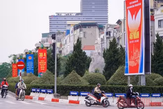 Hà Nội hoãn các chương trình văn nghệ nhưng vẫn rực rỡ cờ hoa chào mừng những ngày lễ lớn.